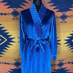 Vintage Anne Leslie Blue Velvet Robe. S/M. 1970’s. Wrap Style. Quilted Collar.